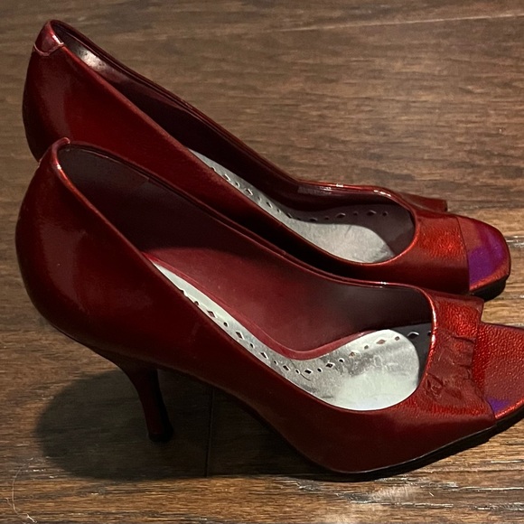 BCBG Ruby Red Pearl Heels size 6.5 women - Picture 3 of 6